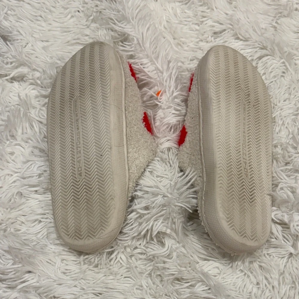 Cozy Slippers with Red Heart Pattern - Picture 3 of 3
